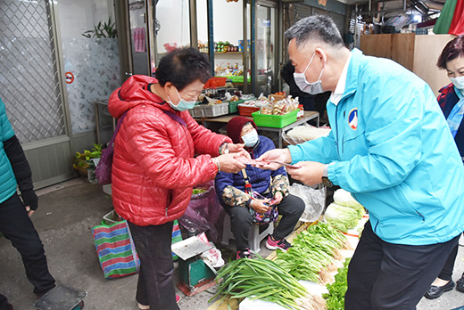 縣長楊鎮浯今日一早視察各鄉鎮傳統市場，發放賀年福袋給民眾，向民眾拜年。（陳冠霖攝）