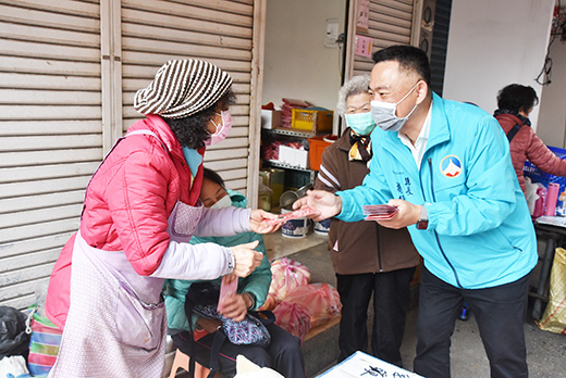 縣長楊鎮浯今日一早視察各鄉鎮傳統市場,發放賀年福袋給民眾,向民眾拜年。(陳冠霖攝)