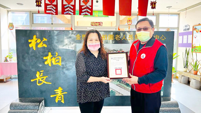 就業中心張哲銓主任頒發感謝狀給縣內四家友善職場的商家。（就業中心提供）
