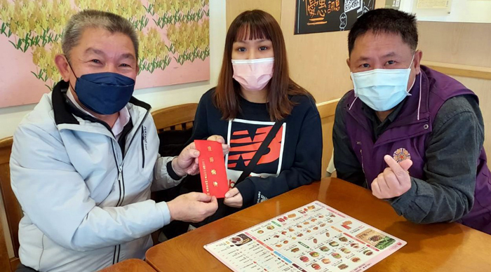 欣屏天然氣董事長郝以知致贈獎助學金。（金門榮服處提供）