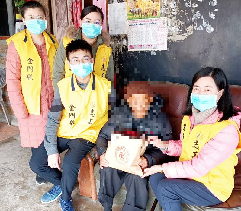 榮欣志工慰問榮民。
（金門榮服處提供）