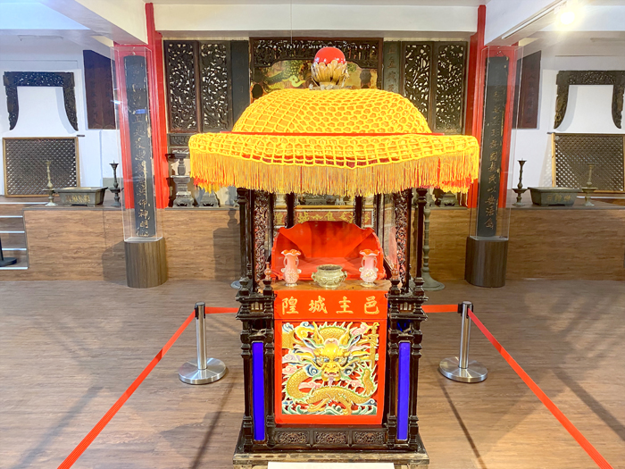 縣府觀光處今年從大年初一至初五也在「浯島城隍廟文物特藏館」加場辦理導覽解說，圖為展品之一的城隍爺神轎。（翁維智攝）