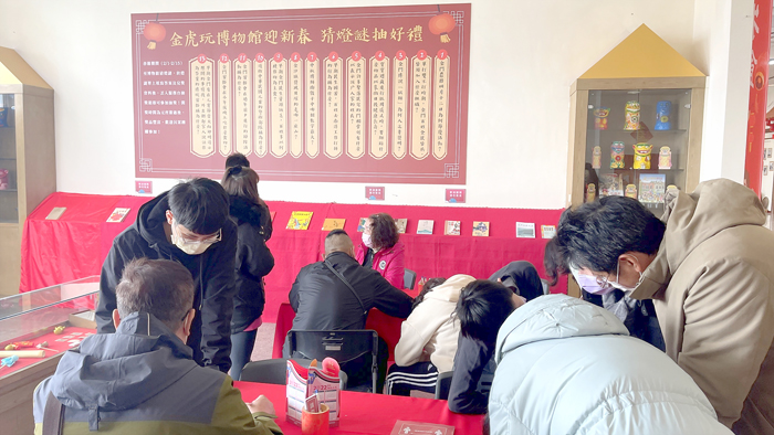 「金虎玩」過好年！文化園區金門歷史民俗博物館辦理春節期間（除夕及周一休館外）不打烊，規劃各類特展，民眾到館裝扮成財神爺，為新年留下最佳印證。此外，體驗踢毽子、跳房子、猜燈謎、欣賞獲獎虎年年畫等，在體驗之中認識金門特有過年習俗，活動持續至元宵節，歡迎鄉親走入博物館感受濃濃的年節的氣息。（陳麗妤攝）