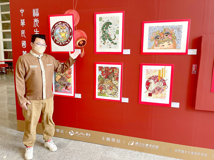 「金虎玩」過好年！文化園區金門歷史民俗博物館辦理春節期間（除夕及周一休館外）不打烊，規劃各類特展，民眾到館裝扮成財神爺，為新年留下最佳印證。此外，體驗踢毽子、跳房子、猜燈謎、欣賞獲獎虎年年畫等，在體驗之中認識金門特有過年習俗，活動持續至元宵節，歡迎鄉親走入博物館感受濃濃的年節的氣息。（陳麗妤攝）