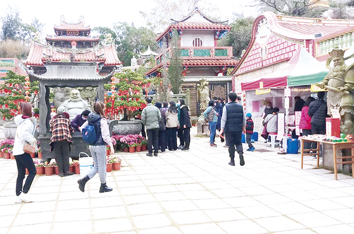 值此壬寅虎年新春和年假結束前，太武山玉章路至海印寺沿途可見登山及祈福許願的人群，洋溢著新春歡樂的氣氛。（楊水詠攝）