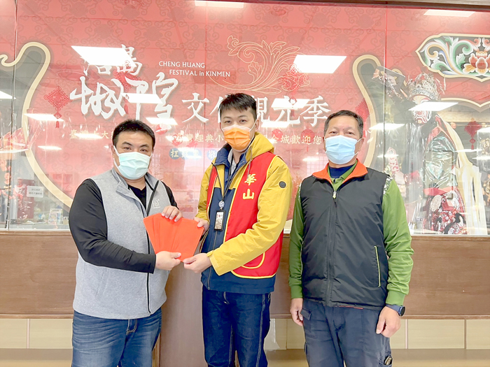 金城鎮公所捐贈民眾餽贈環保清潔隊員的紅包給民間社福團體。（詹宗翰攝）