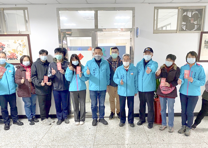 縣長楊鎮浯前往金門縣警察局,並在局長廖高江陪同下,慰問辛苦的警察同仁,並致贈福袋,也祝福大家新年快樂! (縣警局提供)
