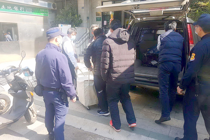 「111年加強重要節日安全維護工作」,警方加強取締酒後駕車、受理保護存提款安全等多項勤務,讓地區民眾都能平安過好年。(縣警局提供)