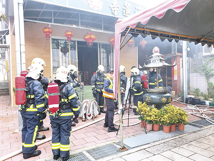 消防員由民族路拉水線進入搶救，迅速控制火勢，於2小時後完全撲滅。（金門縣消防局提供）