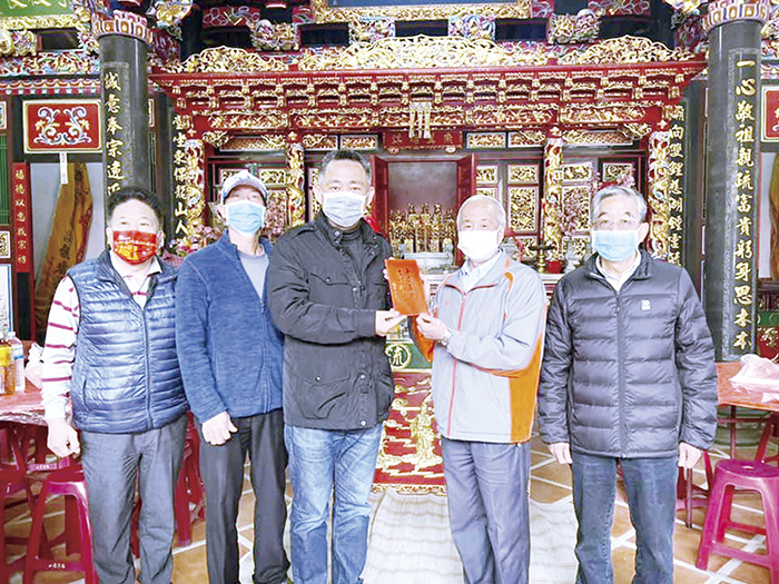 縣長楊鎮浯（中）前往致意，致贈爐敬金，由理事長李再杭（右二）代表收下。（詹宗翰攝）