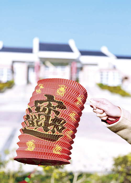 文化園區管理所2月12日及13日假金沙戲院前廣場擺設「金虎玩博物館」快閃博物館宣導攤,民眾到場參與互動小遊戲,即有機會獲得傳統紙紅燈籠。(文化園區管理所提供)