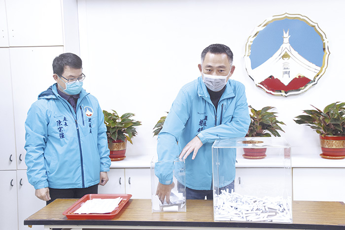 在全體縣府暨所屬機關主官（管）見證下，縣長楊鎮浯抽出24位申報人，依法交由政風處續行辦理實質審查作業。（翁維智攝）