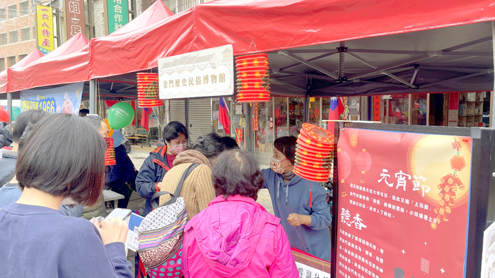 文化園區管理所自昨（2月12日）假金沙戲院前設置「金虎玩博物館」宣導攤位，吸引民眾到場打卡參與活動，通過攤位體驗獲得紙燈籠。今日上午仍有活動，歡迎有興趣民眾到場共襄盛舉。（陳麗妤攝）