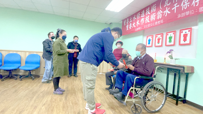 文化部文化資產局辦理「重要土水修造技術(瓦作)莊西勢保存者及重要大木作技術翁水千保存者傳習計畫」2月11日起登場,昨依古禮安排學員對莊西勢、翁水千兩位技術保存者行拜師之禮。(陳麗妤攝)