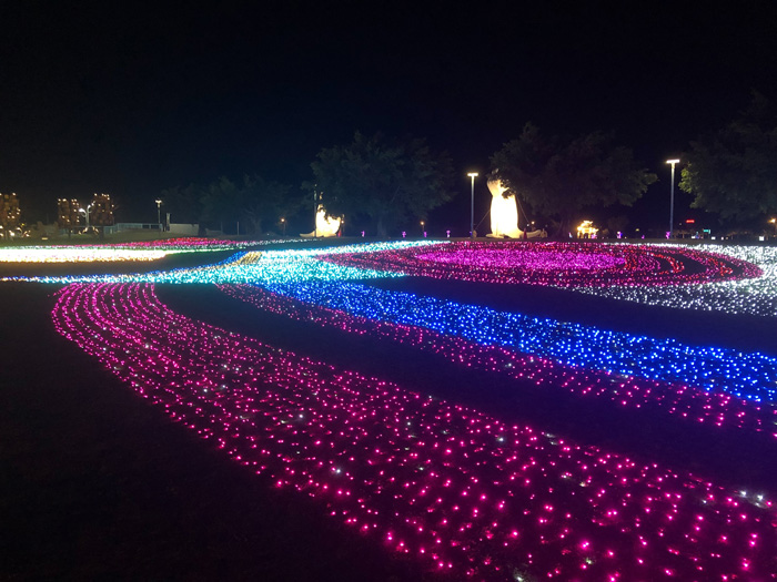 金城亮起來！城鎮之心、莒光公園燈海相互輝映，火樹銀花照亮後浦夜空，2022金門元宵燈節2月15日璀璨登場。（李增汪攝）