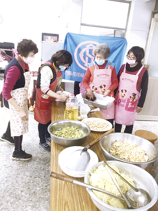 金門人會在元宵節、清明節、冬至三個傳統節日吃拭餅。將食材仔細切成細絲後再烹調，以時令蔬菜做成的拭餅，吃起來健康沒負擔。（詹宗翰攝）