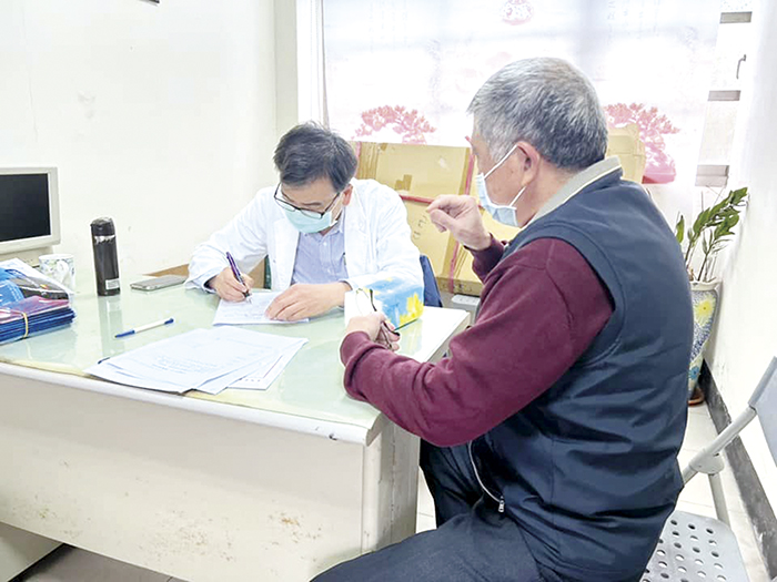 民眾向醫師陳述病徵，由醫師診療開藥。（詹宗翰攝）