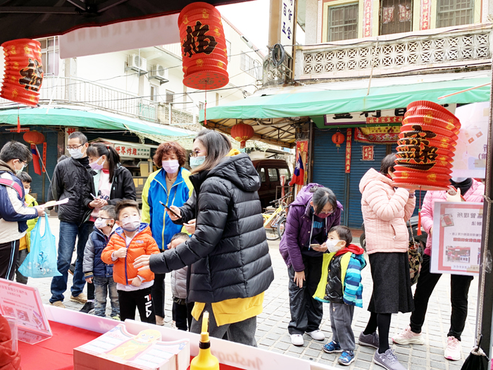 文化園區管理所,2月12日、2月13日一連兩個上午到金沙戲院前設置「金虎玩博物館」快閃博物館宣導攤位,透過互動小遊戲致贈傳統紙燈籠,吸引民眾參與。(文化園區管理所提供)