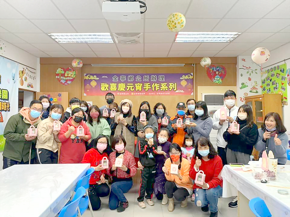 金寧鄉公所辦理「歡喜慶元宵手作系列香氛蠟燭DIY」活動,參與的學員們根據個人喜好,製作出香型、顏色、花樣各異的浪漫作品並合照。
(金寧鄉公所提供)