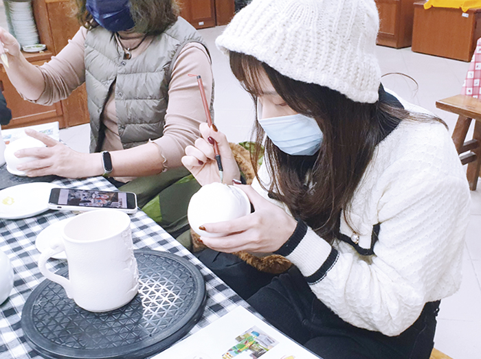 民眾可至陶瓷廠自行彩繪馬克杯。(陶瓷廠提供)