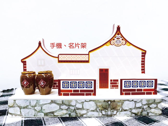 陶瓷廠先前推出的閩南古厝名片架。(陶瓷廠提供)