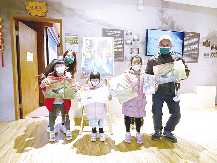 民眾參加野望影展活動，可憑集點活動兌換限量好禮。（金管處提供）