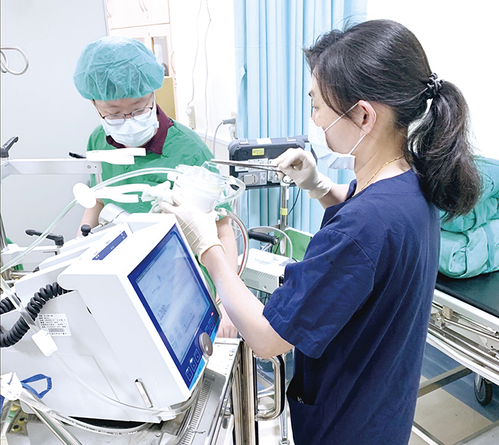 任職金門醫院心臟血管照護中心護理師的金門大學管理學院事業經營碩士在職專班甫畢業的黃鈺涵，將在學期間撰寫的碩士論文投稿於《國際環境研究與公共衛生期刊》，榮獲刊登論文，肯定了她在學期間的表現與成績，也是學弟妹們的學習榜樣。（金門大學提供）