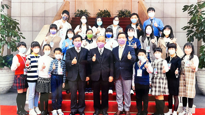 中正國小許芯綾同學於全國閩南語情境式演說競賽特優，日昨獲行政院長蘇貞昌表揚鼓勵。中正國小校長蔡雪芳和師生也與有榮焉。
（照片由金門縣政府教育處提供）