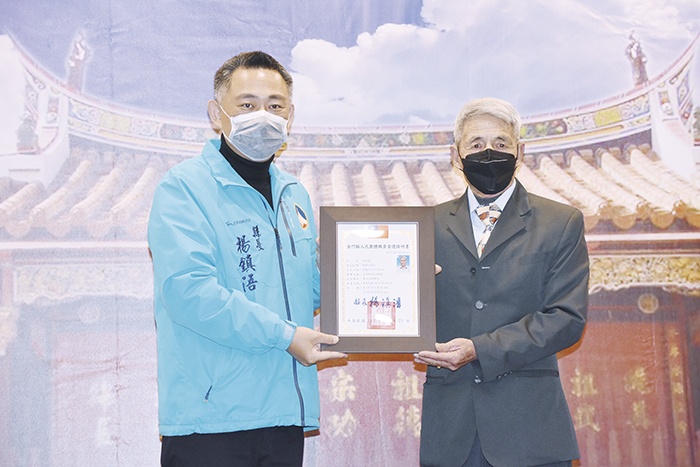 許永富（右）當選金門縣許氏宗親會第十四屆理事長，縣長楊鎮浯親頒當選證書。（詹宗翰攝）