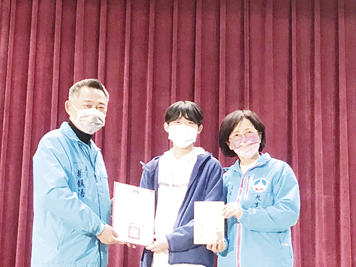 金沙國中積極結合客製化課程及各類表現舞台，培養學生各學科的學力及開展出各自的一方天地。圖為9年3班黃相瑋於第二屆金門青少年文學獎徵文比賽領獎情形。（金沙國中提供）