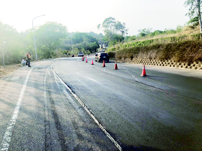 縣府今年度仍將持續進行各項道路整建和路平專案，藉以全面減少交通事故，同時貼切滿足鄉親行車需求。（縣府提供）