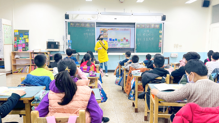 2月21日為世界母語日，金門縣文化局配合教育部響應世界母語日活動，邀請中正國小許凱凌老師擔任講師，於日前推出「金門話主題講座：這陣開始講咱的金門話」及「金門話主題繪本書展」。（金門縣文化局提供）