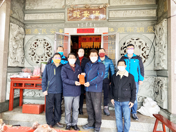 金湖鎮蓮庵土樓保安殿「包府王爺」千秋聖誕，金湖鎮長陳文顧前往上香祝禱。（金湖鎮公所提供）
