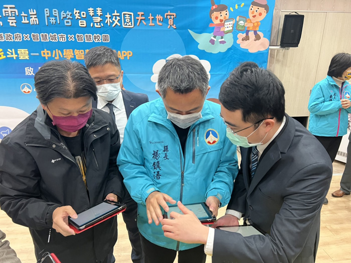 縣長楊鎮浯試用金門縣智慧校園APP。(陳冠霖攝)