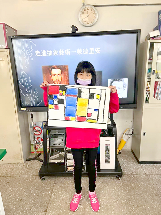 垵湖分校學子參照蒙德里安的三原色來進行創作。（垵湖分校提供）
