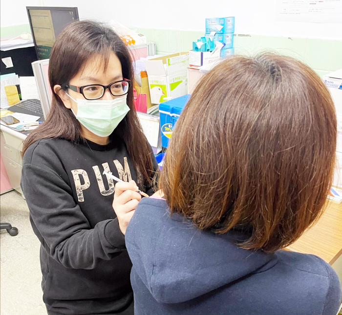 林佩珍（左）目前於金城鎮衛生所擔任護理師。（金門大學提供）