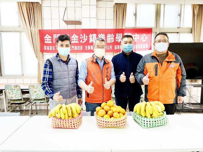 金沙鎮長吳有家走訪鎮內7處社區關懷據點，致贈水果，關心長者參與供餐情形，也向社區幹部及志工致意，希望透過供餐服務，讓有需要的長輩受到更好的照顧。（金沙鎮公所提供）