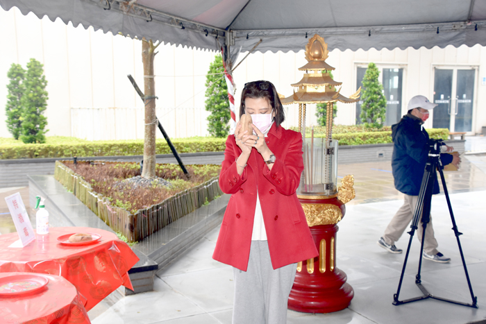 台開債務黑洞擴大,旗下經營的金門風獅爺購物中心BOT案也面臨停業危機,圖為台開董座邱于芸在今年農曆年董事長職務遭解任後,大年初一如期主持台開金門風獅爺商店街福德正神功德會春節「擲筊求發財金」儀式情形,當時邱于芸仍心心念念,祈願2022新的一年,台開能招募更多伙伴一起到園區打拚。(本報資料照片/翁維智攝)