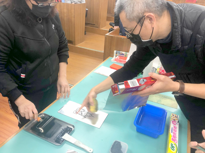 金門縣文化局「版繹時代—2022金門國際版畫展」，昨舉辦首場講座及辦理一場工作坊。（李增汪攝）