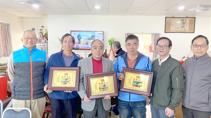 《正氣自強聯誼會》昨日設宴歡送曾在《正氣中華報》和《金門日報》任職的四位屆齡退休會員林怡種（右3）、趙水樹（右2）、李金鎗（左2）及蔡世舜（左3）。（翁維智攝）