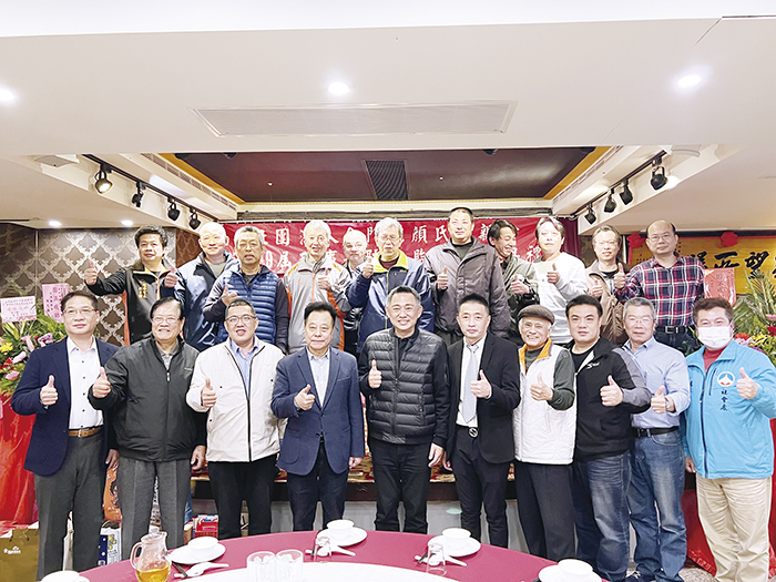 顏氏宗親會理監事團隊與來賓合影。（詹宗翰攝）