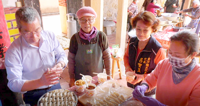 山后社區發展協會昨日假梁氏家廟舉辦美食製作，居民熱情參與，所有人不分男女老幼，合力包餃子、製作「蚵仔炸」等道地家鄉風味餐。（陳麗妤攝）