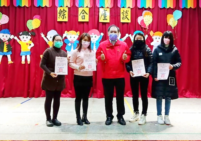 古城國小代理校長楊恭墉頒發感謝狀，感謝反毒業務志工對學校的熱心奉獻。（古城國小提供）