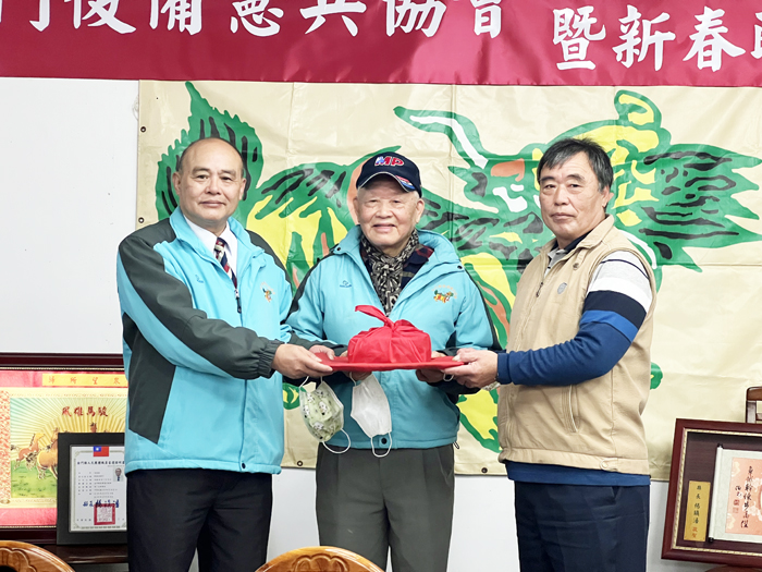 金門縣後備憲兵荷松協會新舊理事長交接,由監事李增壽(中)擔任監交人,將印信從第六屆理事長李錫瑜(右)手中交付給第七屆理事長吳則雄(左)。(詹宗翰攝)