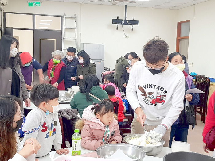農試所辦理「親子挖採馬鈴薯-馬鈴薯玉米起司餅製作」，60位民眾進田間挖掘馬鈴薯，並且DIY馬鈴薯玉米起司餅，體驗從產地到餐桌，物超所值，深受民眾好評。（陳麗妤攝）