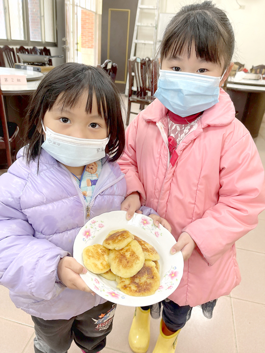 農試所辦理「親子挖採馬鈴薯-馬鈴薯玉米起司餅製作」，60位民眾進田間挖掘馬鈴薯，並且DIY馬鈴薯玉米起司餅，體驗從產地到餐桌，物超所值，深受民眾好評。（陳麗妤攝）