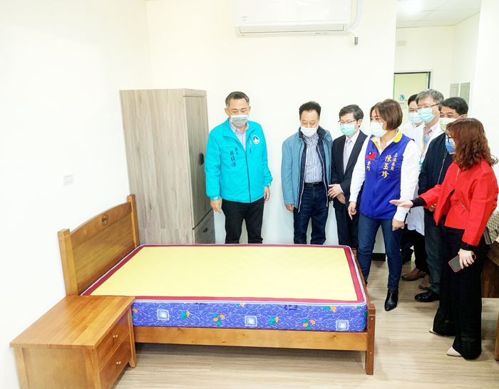 縣長、立委、議長與議員等均甚為關心金門醫院太湖樓宿舍居住環境及條件。(林靈攝)