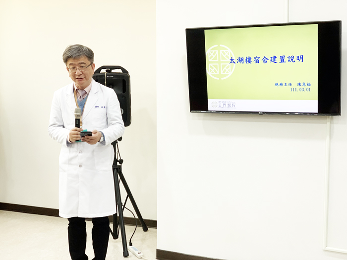 金門醫院院長侯重光表示,院方極為關注醫護同仁住宿權益。(林靈攝)