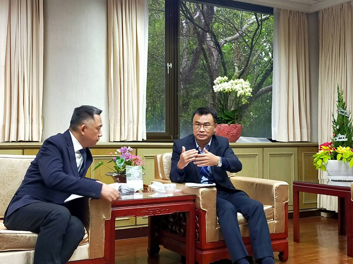 針對金門農舍興建問題,縣長楊鎮浯多次與農委會主委陳吉仲(右)接洽,希望考量金門農地與台灣農地先天上的差異,在符合全國一致性法規的框架下,給予金門地區適度的彈性。(縣府提供)