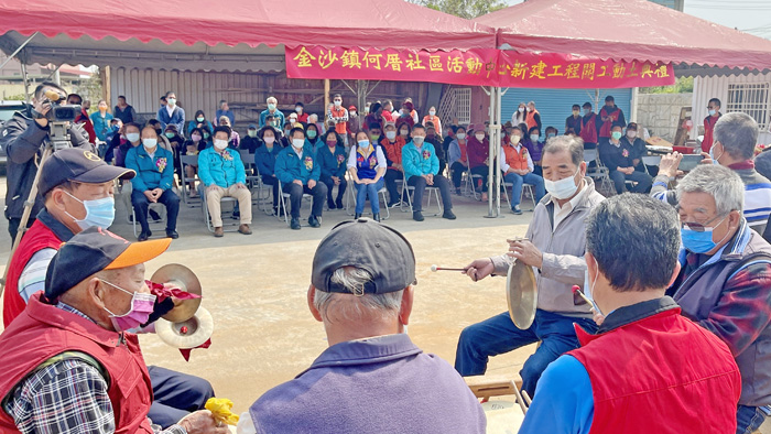 金沙鎮何厝社區活動中心新建工程，今日上午11時舉行動土典禮，由何厝社區鑼鼓隊鑼鼓喧天慶動土。（陳麗妤攝）